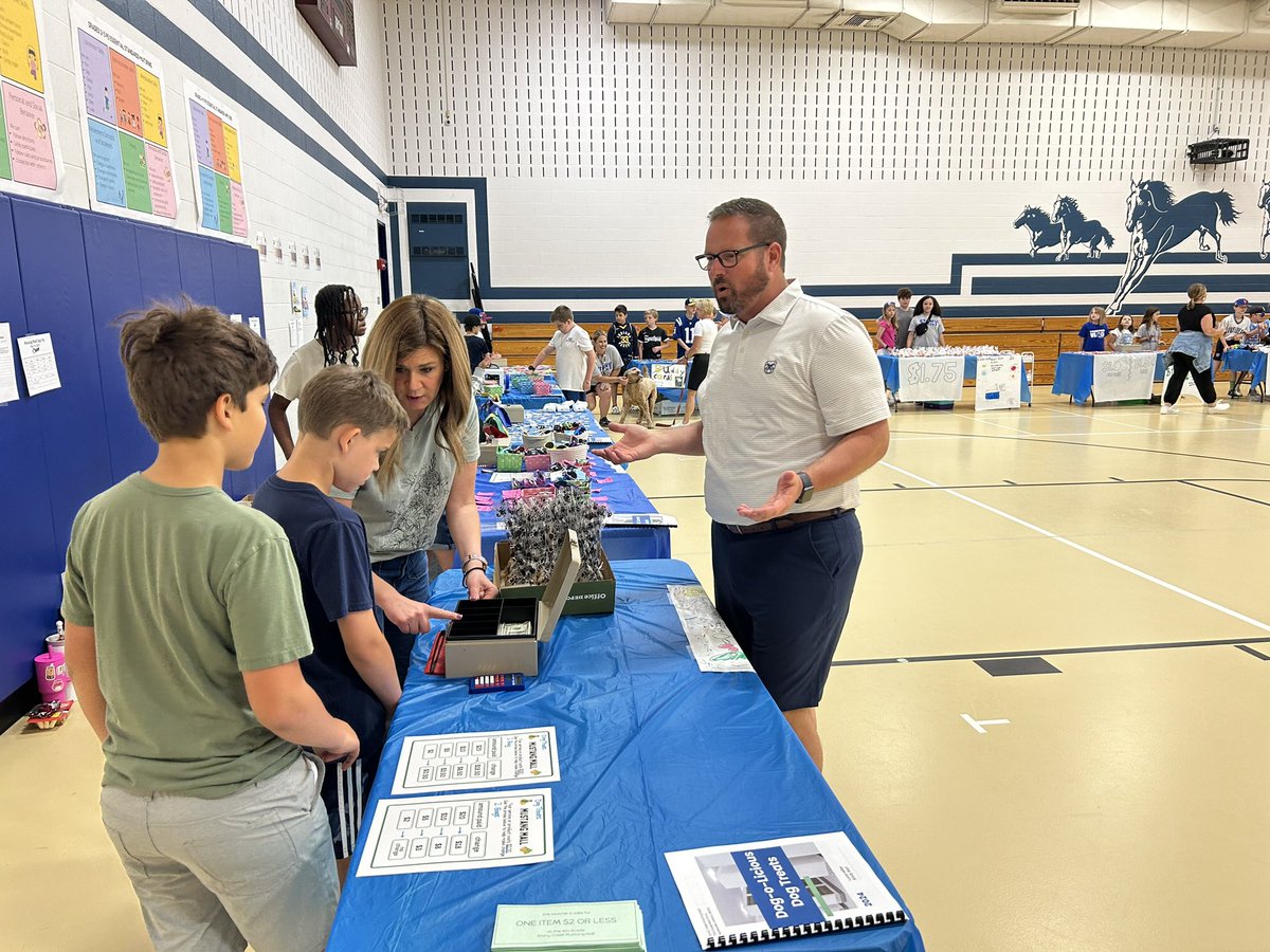#SCmustangs 4th graders put on an amazing Mustang Mall! Thank you <a href="/MayorJensen/">Mayor Jensen</a> <a href="/NoblesvilleIN/">City of Noblesville</a> for stopping by <a href="/NobSchools/">Noblesville Schools</a>