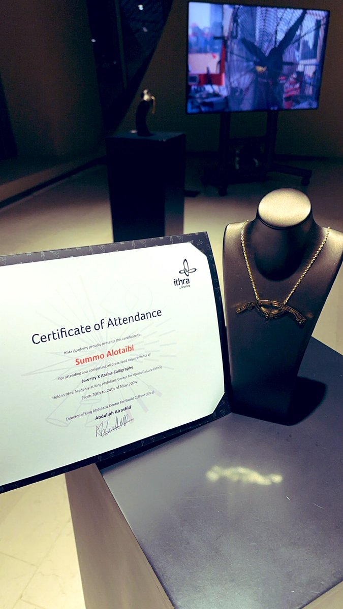 كان لي شرف  الالتحاق بدورة المصوغات والخط العربي في مركز الملك عبدالعزيز الثقافي العالمي #إثراء على مدى خمسة أيام في الأسبوع الماضي كانت دورة مليئة بالإبداع والمبدعين إبتداءً من مقدم الدورة الأستاذ/ حسين الأزعط إلى منسوبي المركز من الإداريين والإداريات.. سعيدة جدًا بتصميمي الذي