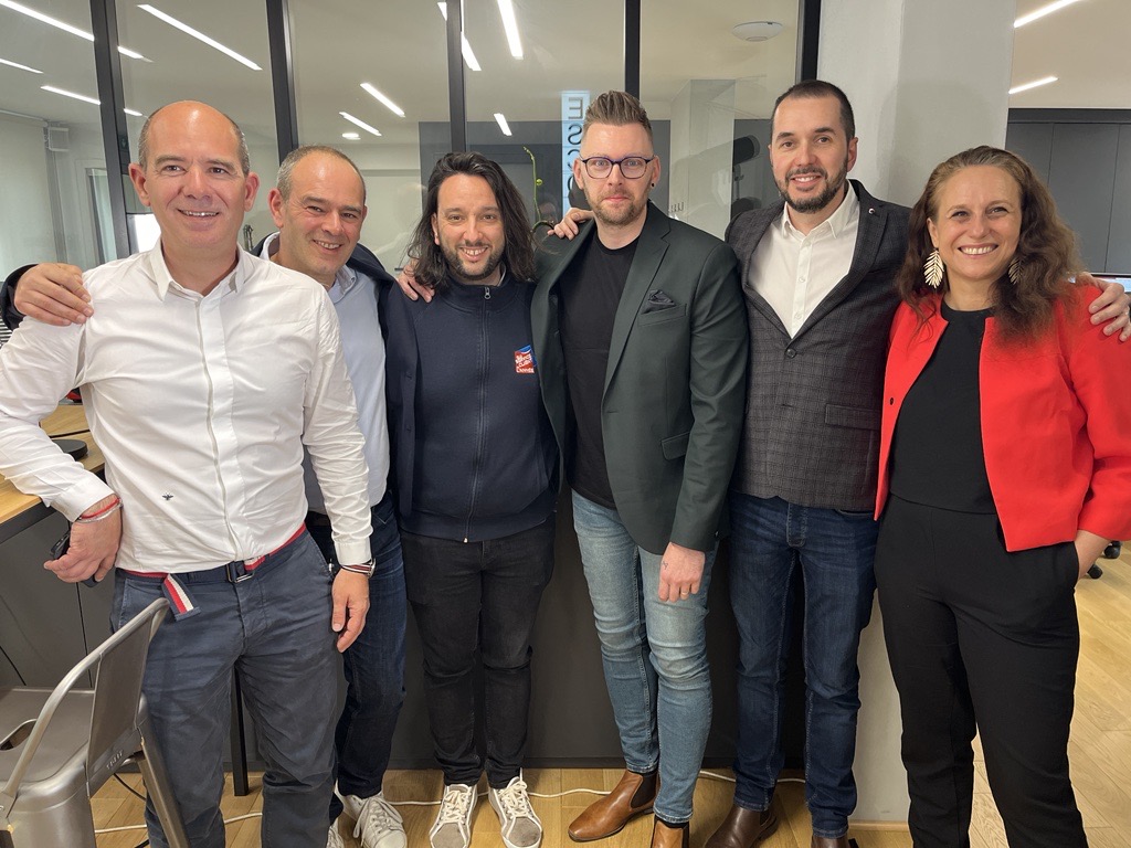 🎙️ Échange croisé entre professionnels de la relation client ! Tony Chavatte @FloaBank et Guillaume Proffit <a href="/Majorel_France/">Majorel France</a>, invités par <a href="/sp2C_general/">SP2C</a> et @ESCDA_FR à partager leurs expériences… et leurs secrets professionnels.
📺 Bientôt dans l’émission #espritdéquipe !