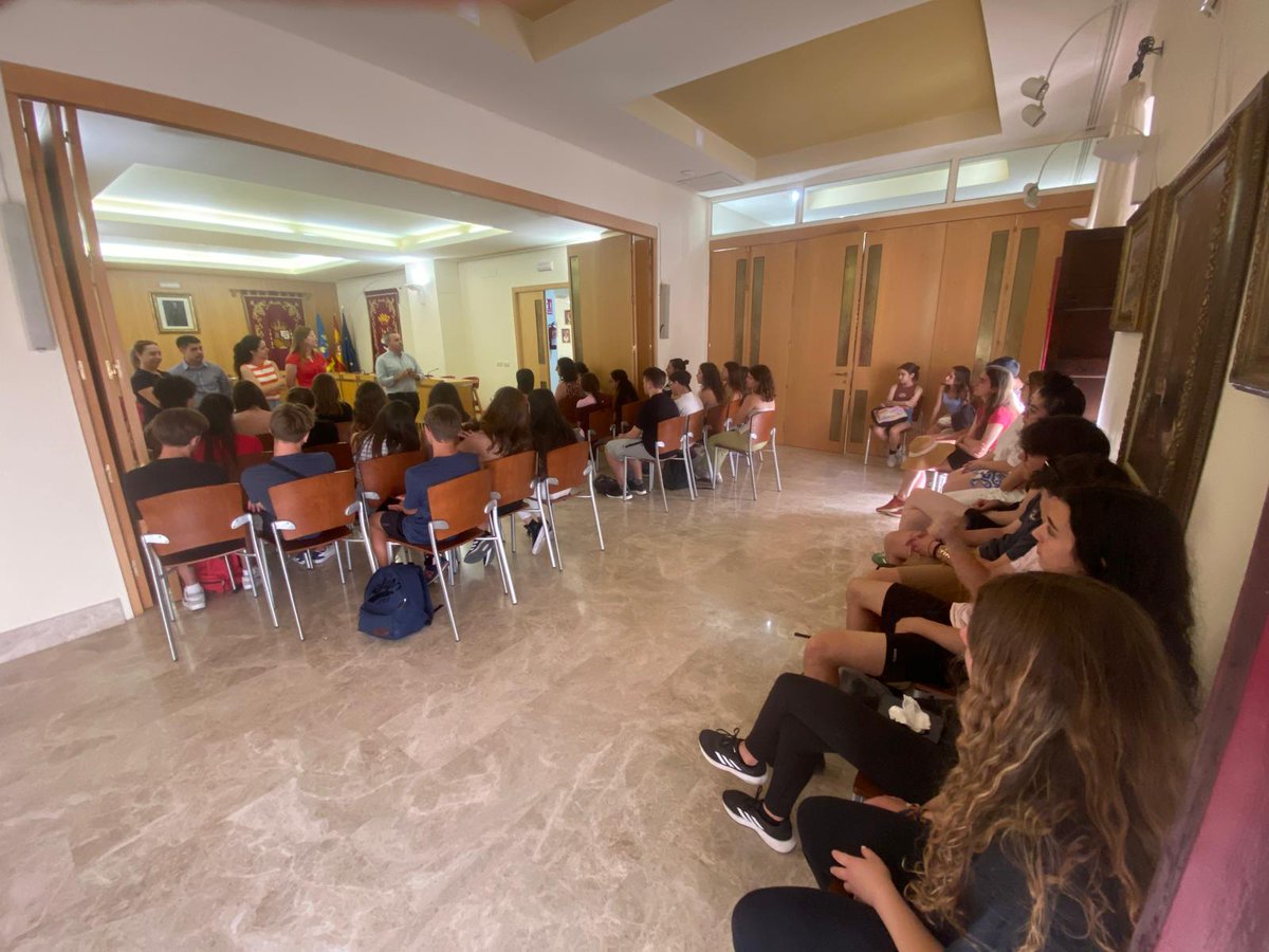 Agradecemos la recepción que ha brindado el alcalde y otras autoridades locales, a nuestro alumnado y al alumnado francés, que forma parte del intercambio que se está llevando a cabo estos días en nuestro centro.
El alumnado visitante proviene del IES Henry Wallon de Valenciennes