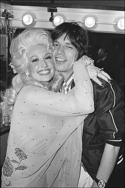 Dolly Parton and Mick Jagger, New York, 1977. 📷 Allan Tannenbaum