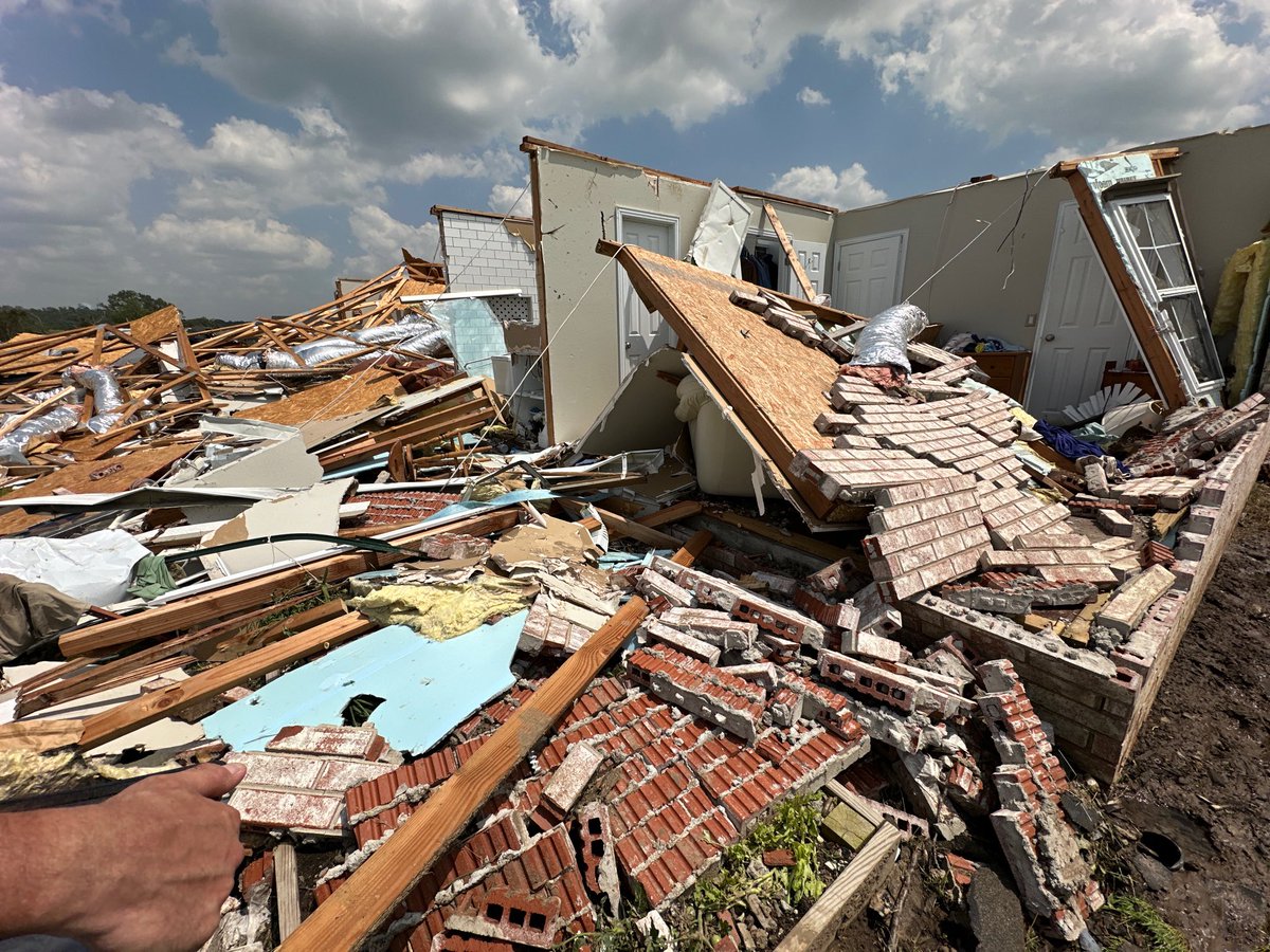 Tornado damage east of Claremore, OK. w/ ⁦@EdCaly5⁩