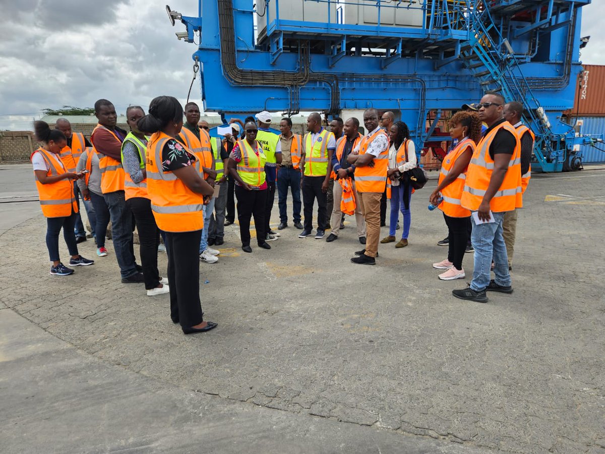 KenyaShips's tweet image. @KenyaShips and the Empties Technical Working Group - Mombasa toured the Inland Container Depot (ICD) Embakasi as part of their ongoing efforts to expedite the turnaround processes for empty containers.
#Emptycontainers #containershipping #logistics