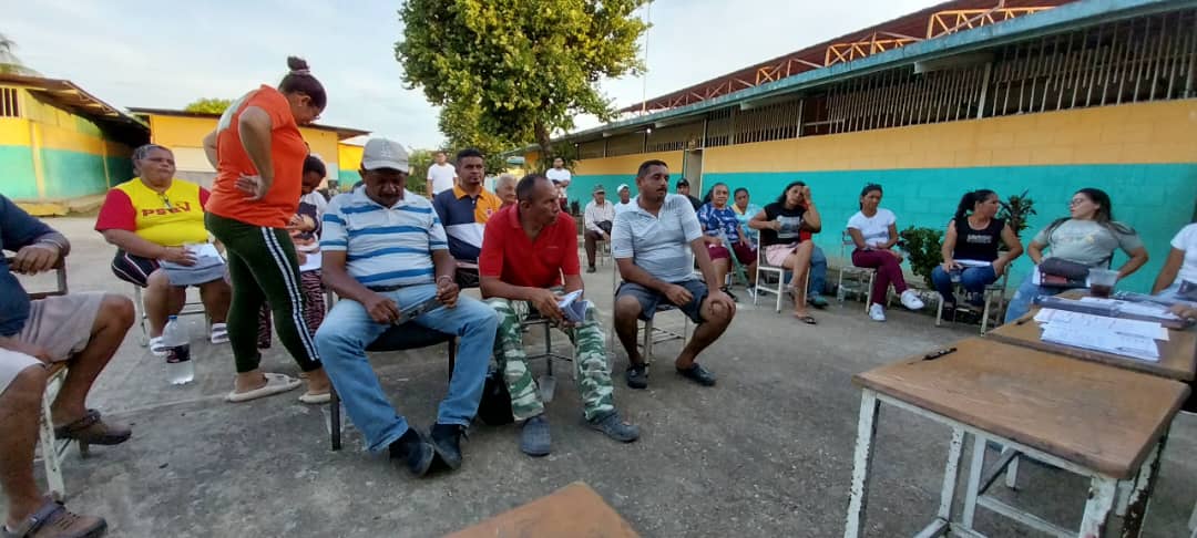 EfppApure's tweet photo. FORMANDO COMUNEROS PARA EL BUEN USO DEL 1X10

El pasado sábado #25May en la cancha deportiva de la comunidad Santa Teresa, parroquia San Fernando, Estado Apure. Se realizo Asamblea con el Poder Popular organizado del territorio de la Comuna Luchadores del Sur 1/3 https://t.co/DLjD3Z90gz
