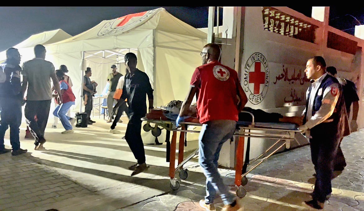 ICRC_ar's tweet photo. المزيد من مشاهد الموت والجرحى ومشاعر الخوف تجلّت في #رفح الليلة الماضية. لقد شهدنا تدفقاً كبيراً من المرضى الذين يعانون من إصابات وحروق من جراء غارة جوية، وهم في أمسّ الحاجة إلى العلاج. https://t.co/PRLlcpsCbH