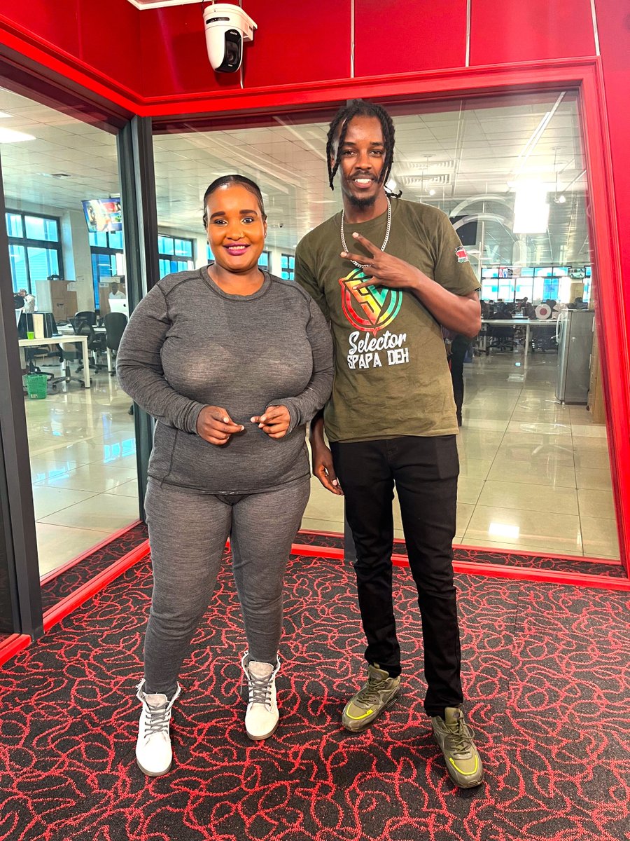 #VybeAyard Ozza! Another week ana Dallar right here <a href="/VybezRadioKE/">Vybez Radio</a> lete hustle tukembe tuko na <a href="/SpapaDeh/">SPAPA DEH</a> kasongee!