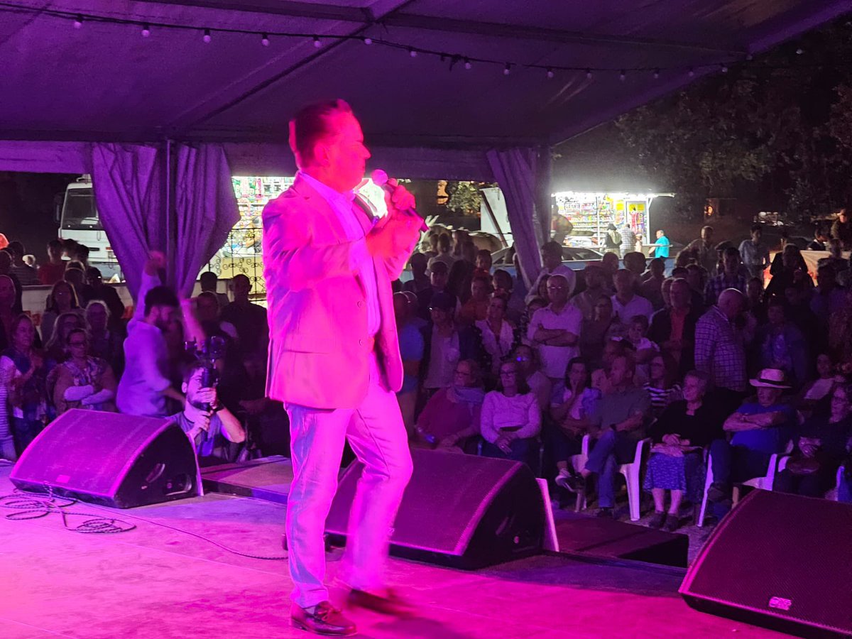 Manueldura44077's tweet photo. Gala #Radiole 📻 en #Aroche #Huelva #SanMames #DeArte 😃
Gracias por todo siempre 🎙️
⏳ #PorDiosDolores 🍊🍊
🎸 💿 🎶 💫 sonografic
#Music #Cultura #Arte #Sevillanas #Flamenco #yosoydelsur #sevilla #andalucia #españa #picoftheday #design #cd #singer https://t.co/M4o1jvQF0V