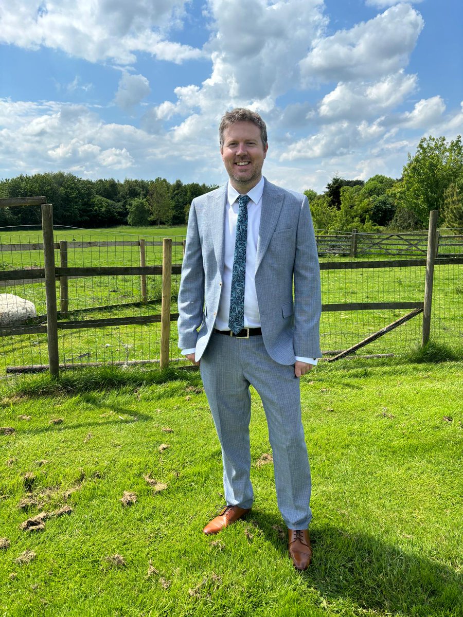Rob_Anybody_'s tweet photo. Had a lovely weekend at my friends' wedding, beautiful venue and such a sunny day for it! I wish them nothing but the best for their life together ❤️ https://t.co/Lv6wGZxDPT
