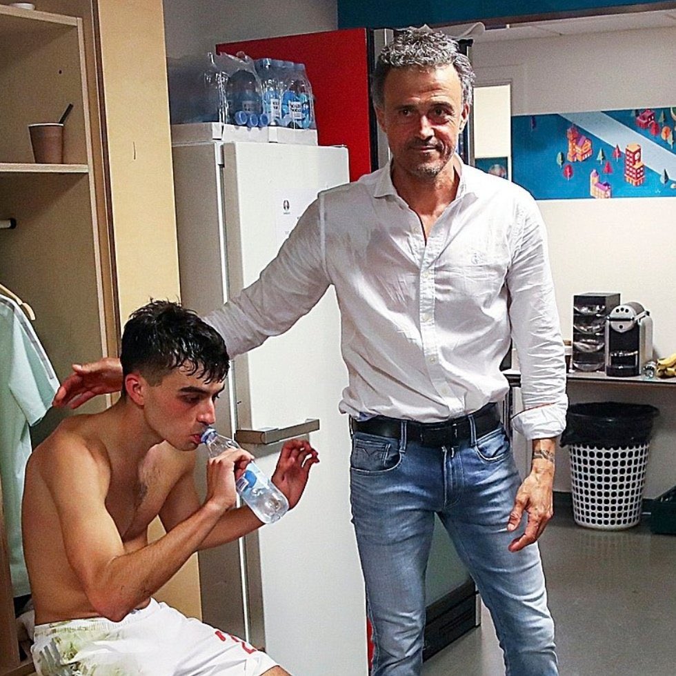 BrioEnfurecida's tweet photo. PEDRI

El Bale de Tenerife.Las malas lenguas dicen que juega más con el Barceló que con el Barcelona. Nadie discuta que sea bueno, pero últimamente está pasando de ser el nuevo Iniesta al actual Iniesta, cuidado.O espabila o está a sacar un regeton y preñar a 3 tronistas de Jesé. https://t.co/KMdBgtafYp