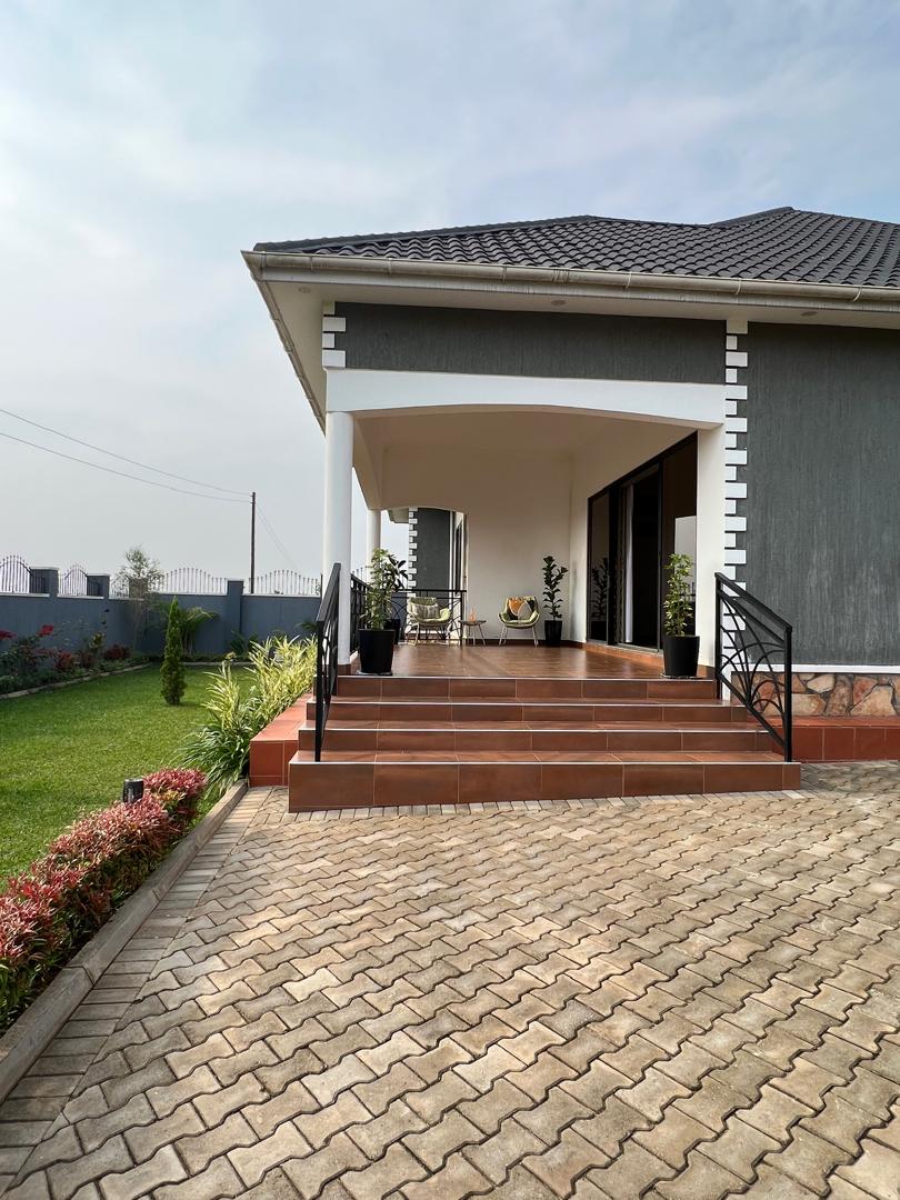 Elisha_Mukisa_'s tweet photo. 4Bedroom AirBnb Entire Holiday House in #Garuga at $3,000 per month, WhatsApp or Call +256783847001 for bookings and more details
Manchester United
Ten Hag has to stay https://t.co/NPmBQlsXFo