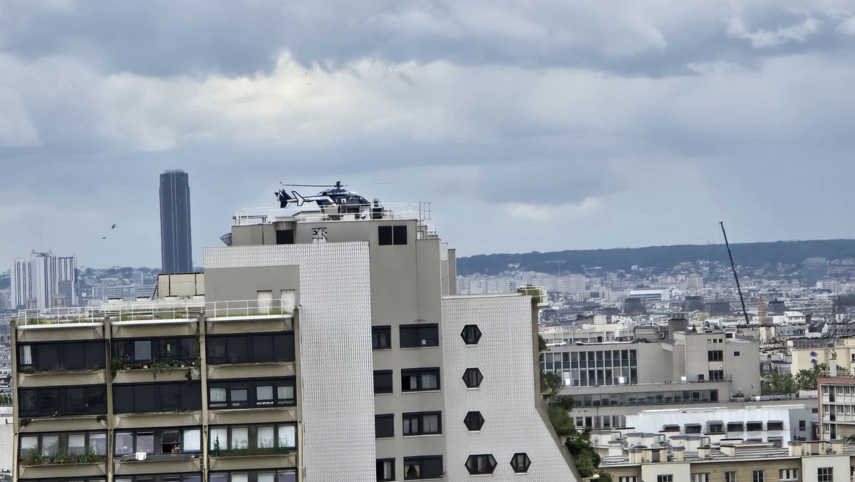 Un hélicoptère sur les Orgues de Flandre à Paris 19e.