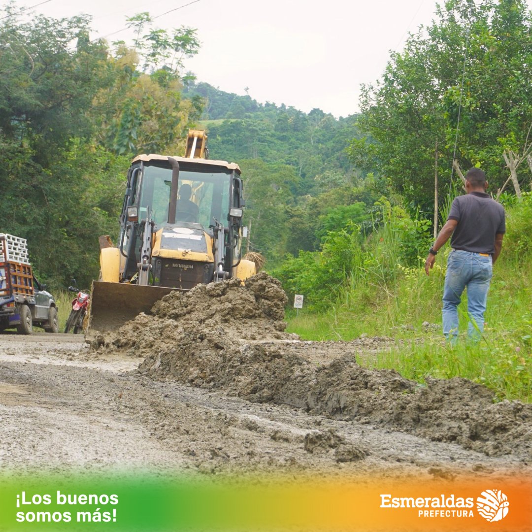 En respuesta a los recientes deslizamientos de tierra causados por las intensas lluvias en el sector Guabal, la @PrefecturaESM ha actuado con rapidez y eficacia para rehabilitar la vía #Camarones – #Guabal, permitiendo que cientos de productores continúen con sus actividades.