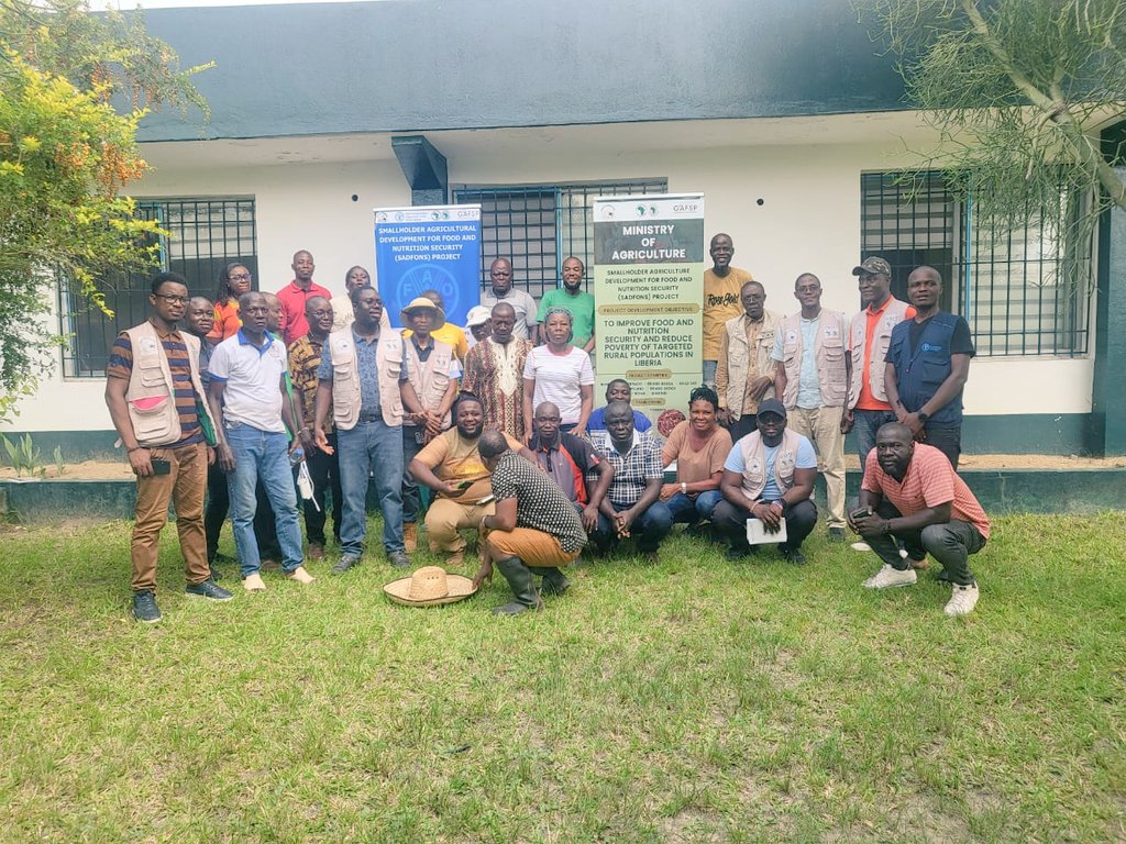FAOLiberia's tweet photo. Fantastic to see the @AfDB_Group Mission Team visiting FFS Training at CARI in Liberia.  Head of mission Mark Erghan lauded the team for their commitment! @FAO is providing technical assistance in Farmer Field School activities in MOA-led project funded by @GAFSPfund. 
#4betters https://t.co/7cbmPjvFSu