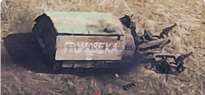 Американские СМИ заподозрили наш танк в нетрадиционной ориентации В Forbes вышла статья о наших 'танках-черепахах' - штурмовых машинах, прикрытых со всех сторон дополнительными листами металла для защиты от дронов.. Подробности в Telegram: t.me/sashakots/46972