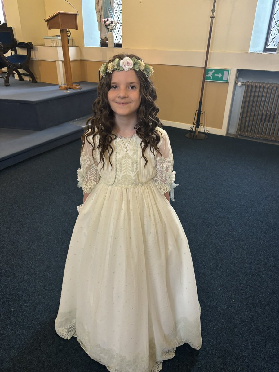 Gilliancallan10's tweet photo. My beautiful girl made her first holy communion ❤️beyond the proudest mum on the planet ❤️@BridgetPrimary https://t.co/5pRIMCJsZm