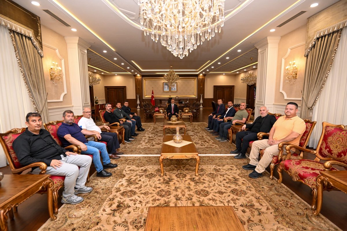 SeddarYavuz's tweet photo. İzmit Kulüpler Birliği Başkanı Nebil Uzun, Tavşantepe Spor Kulübü Başkanı Cihan Özkul, Yenidoğan Serdar Spor Kulübü Bşk. Şaban Gül ve beraberindeki konuklarımızla bir araya geldik. Kendilerine teşekkür ediyorum. https://t.co/r2PzvTZdRu
