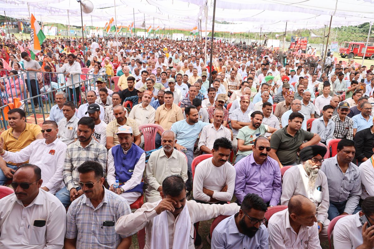 आज पूरे देश में प्रचंड बेरोजगारी है। भाजपा सरकार युवाओं को रोजगार देने की जगह अग्निवीर जैसी स्कीम लाई जिसमें सरहद पर देश के लिए लड़ने वाला जवान चार साल बाद वापस आकर फिर से बेरोजगार हो जाएगा। अगर वह देश के लिए शहीद हो गया तो उसे शहीद का सम्मान भी नहीं मिलेगा। यह योजना लाकर भाजपा