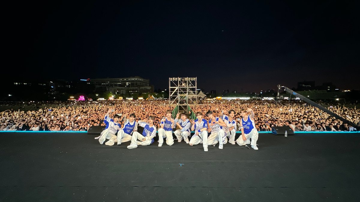[📸] 240527
CRAVITY X #조선대학교
⠀
더 높고 넓은 미래로 뛰어 날아오를 조선대학교 학우분들과 함께한 축제🩵🪽
타오르는 노을 속에서 아름다운 순간을 만들어 주셔서 감사합니다💫
⠀
#CRAVITY #크래비티
#EVERSHINE
#Love_or_Die
#Cest_La_Vie