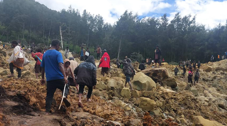 #27May 🌏 || Una catastrófica avalancha de tierra devastó una aldea en #PapúaNuevaGuinea y dejó un saldo preliminar de al menos 670 personas fallecidas. 📌 El siniestro produjo la destrucción de aproximadamente mil 182 viviendas, según reportes del medio local @postcourierlive.