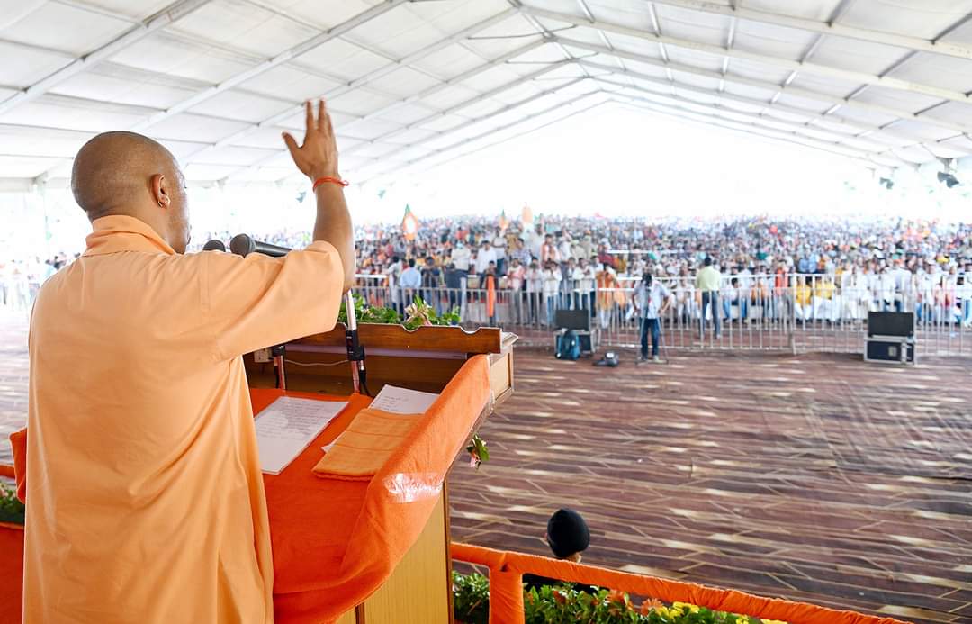 BJP4Muhammdaba's tweet photo. उत्तर प्रदेश के यशश्वी मुख्यमंत्री पूज्य @MYogiAdityanath जी ने बलिया लोकसभा के भाजपा प्रत्याशी @MPNeerajShekhar जी के समर्थन में मुहम्मदाबाद विधानसभा के महादेवा ��ंदिर बैजलपुर के मैदान में उपस्थित विशाल जनसभा को संबोधित किया।
@piyushKrai378 https://t.co/BHGAKMdq2f