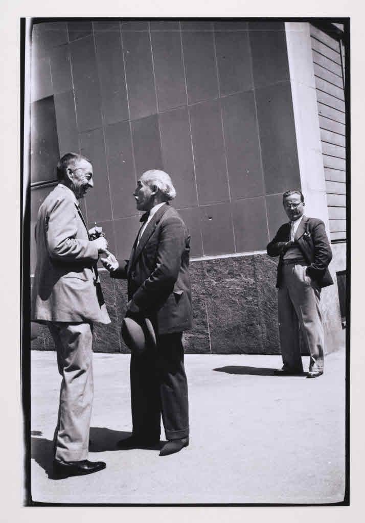 Sergei Vasilyevich Rachmaninoff und Arturo Toscanini (Dirigent) im Gespräch in Luzern anlässlich der Luzerner Musikfestwochen. 
Staatsarchiv Luzern, ca 1939