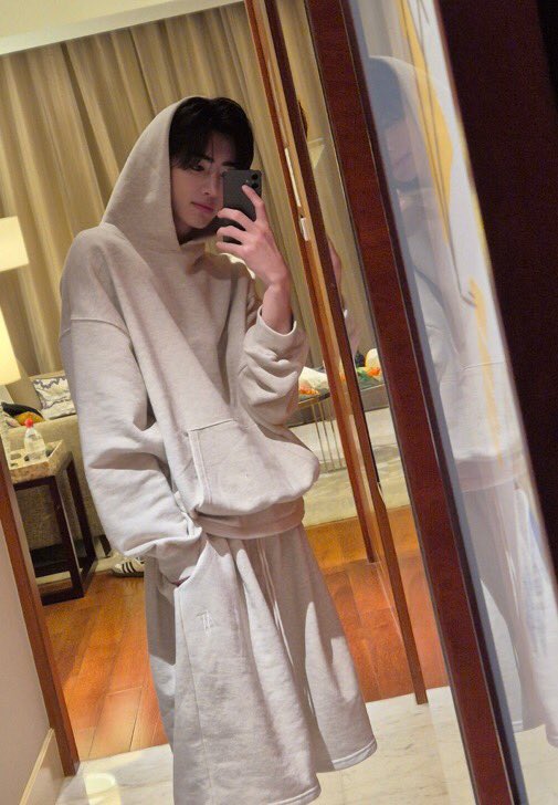 pjsver's tweet photo. ОТДАЙ КОСТЮМ???? https://t.co/yuvuANgoeK