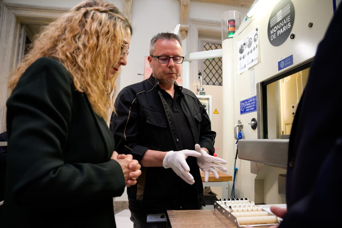 J’ai eu l’honneur de frapper la 1ère pièce de la collection du 80ème anniversaire du Débarquement à la <a href="/MonnaieDeParis/">Monnaie de Paris</a>.

Ces pièces rappellent une autre lutte des années 44-45 : un combat monétaire dans la guerre dont l’issue fut déterminante pour la souveraineté de la 🇫🇷