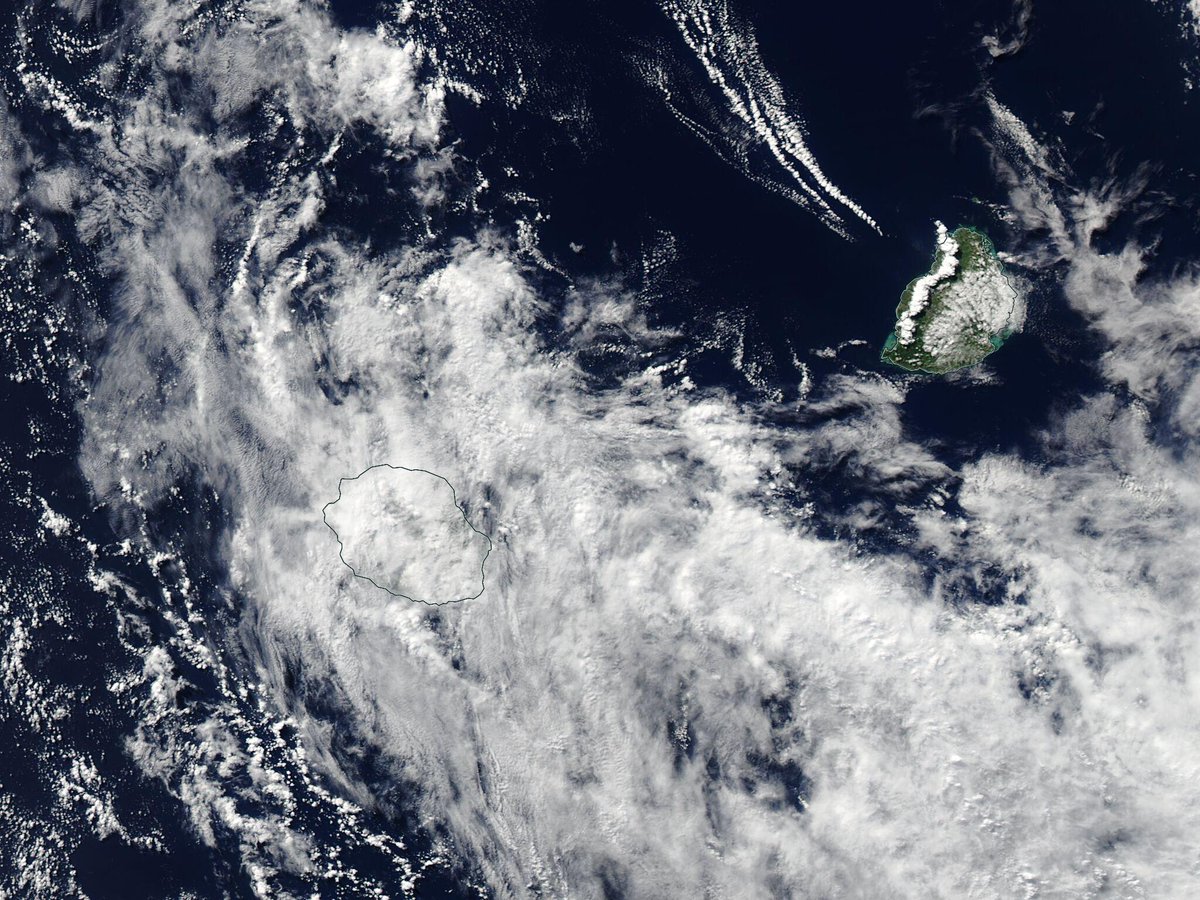 La Réunion 🇷🇪 et Maurice 🇲🇺 vue du ciel... l'image visible du jour depuis le satellite 🛰️ AQUA... le lundi 27 mai 2024 à 14h41 lors de son passage à environ 706 km à l'ouest-sud-ouest de la Réunion... worldview.earthdata.nasa.gov/?v=52.8,-22.5,…