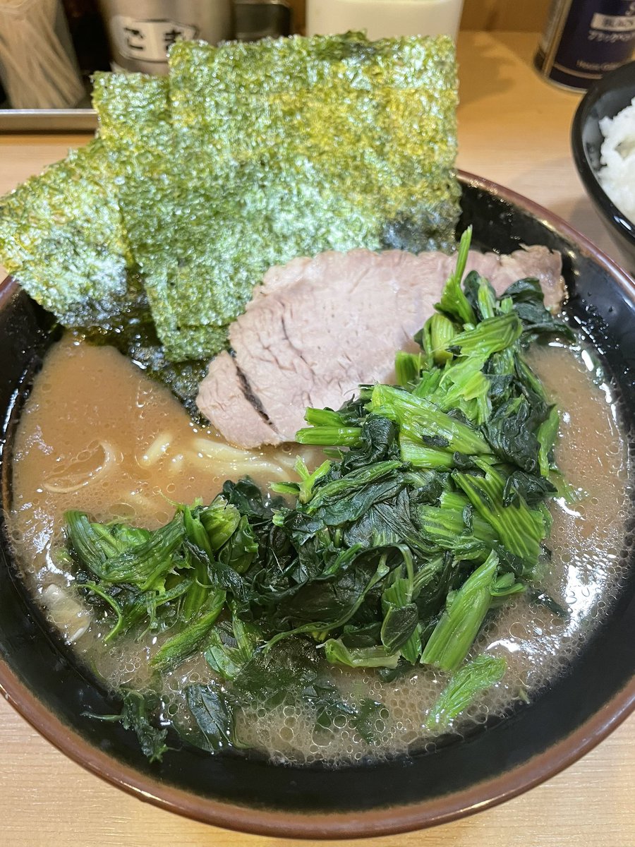 武道家賢斗@東陽町のラーメン並ほうれん草マシ
半年に一度の頻度で家系ラーメンが食べたくなる。スープを一口飲むとうますぎて震える。スープに浸した海苔にニンニクを乗せてライスを巻いて食べても再びうますぎる。スープが染みたほうれん草でさえライスが進む。また半年後に食べたくなる味だった