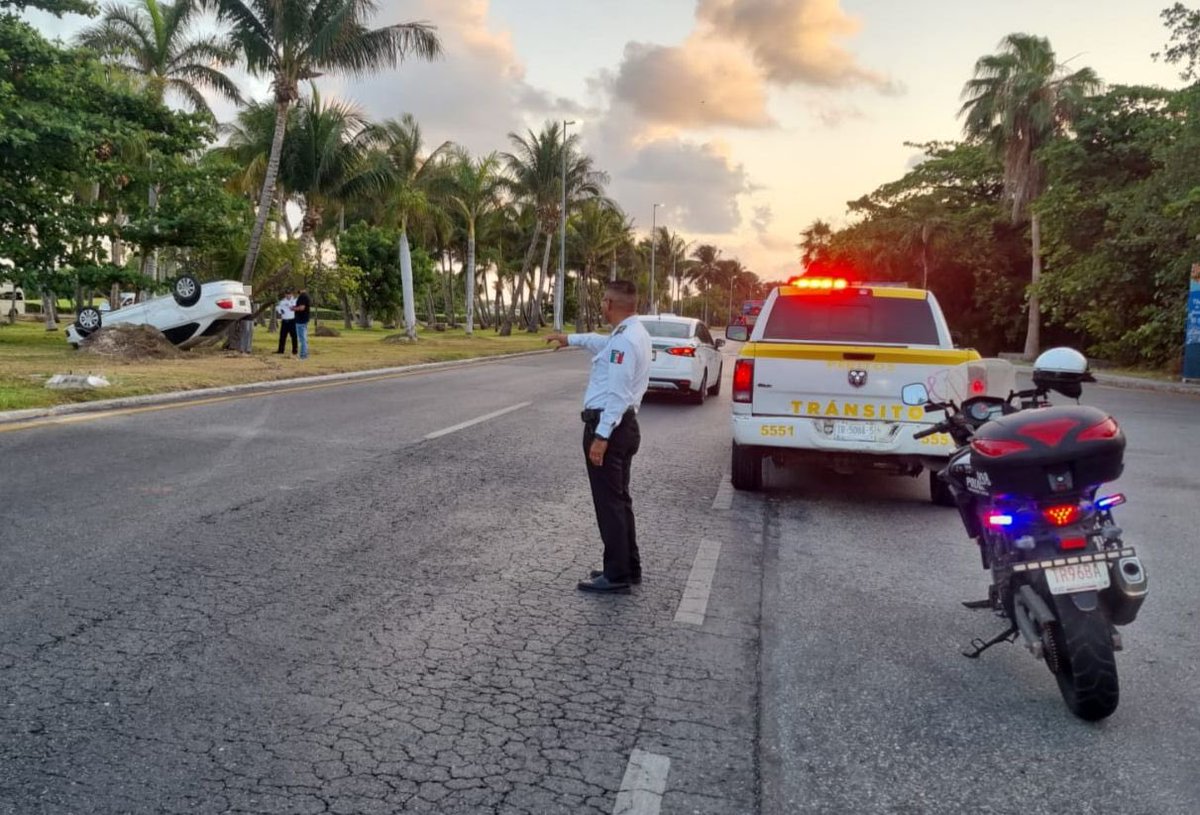 A manejar con precaución #Cancún. 
Se registra volcadura matutina en la zona hotelera, KM 17. Personal de @TransitoBJ en atención al siniestro.