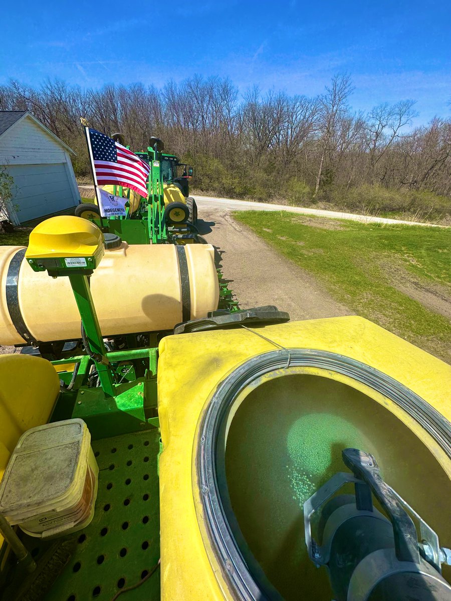 🇺🇸 Let’s see all your farm flags! 🇺🇸 Thank you for the ultimate sacrifice our soldiers gave for this freedom! #memorialday #plant24 #agx #agtwitter