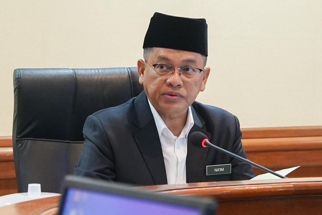 Saya mendengar taklimat serta perbincangan isu undang-undang bersama Penasihat Undang-Undang JAKIM dan Jabatan Kehakiman Syariah Malaysia (JKSM). Semoga segala apa yang dihasratkan berjalan lancar demi memperkasakan pengurusan hal ehwal Islam, perundangan syariah dan institusi