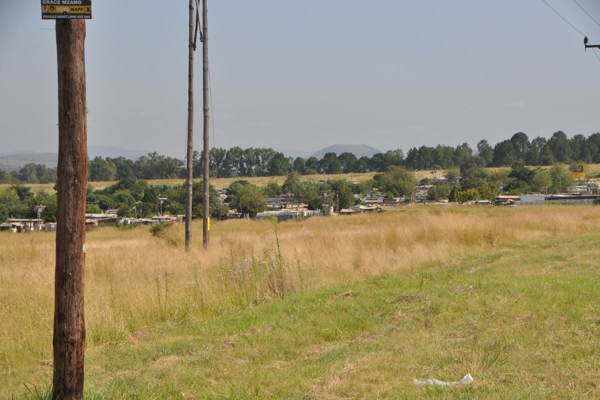 Cyril Ramaphosa, 2020:

“A new smart city is taking shape in Lanseria, which 350,000 to 500,000 people will call home within the next decade”.

vs

Reality, 2024:

Lanseria smart city still only shacks and open fields 4 years later

mybroadband.co.za/news/governmen…