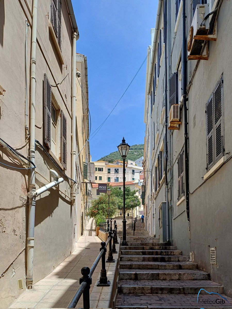 sassworkz's tweet photo. #Gibraltar #CastleSteps - 27/05 - it's a hot #BankHolidayMonday at 3pm, the temperature has been up to 27.0C so far on the MeteoGib Weather Station but, as MeteoGib forecast, there was the potential for higher temperatures with 29C reported at the Airport!! π₯΅ π₯΅ https://t.co/tuqlo7TPEV