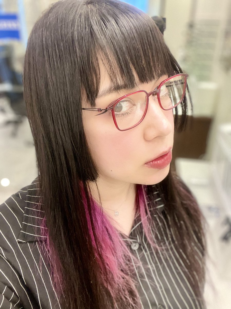 Sherwin_megane's tweet photo. シンプルな赤いフレームはいかが？
ネジを使っていない、羽根のように軽いメガネだよ♪

silhouette
2926/75/3142/50
￥47.300-(税込) https://t.co/6kJRgNkvdh