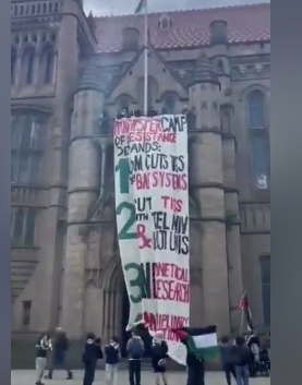İngiltere'deki Manchester Üniversitesi'nde öğrenciler, İsrail üniversiteleri ve kurumlarıyla tüm ilişkilerin kesilmesi talebiyle devasa bir pankart açtı.