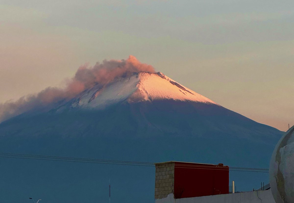 LaHoraMX's tweet photo. Así de hermoso amaneció hoy #27Mayo el volcán 🌋 Popocatépetl, visto desde Atlixco. Completamente nevado tras la #lluvia de ayer.

Buenos días 
📸@yessayala https://t.co/QwZqGNBINB