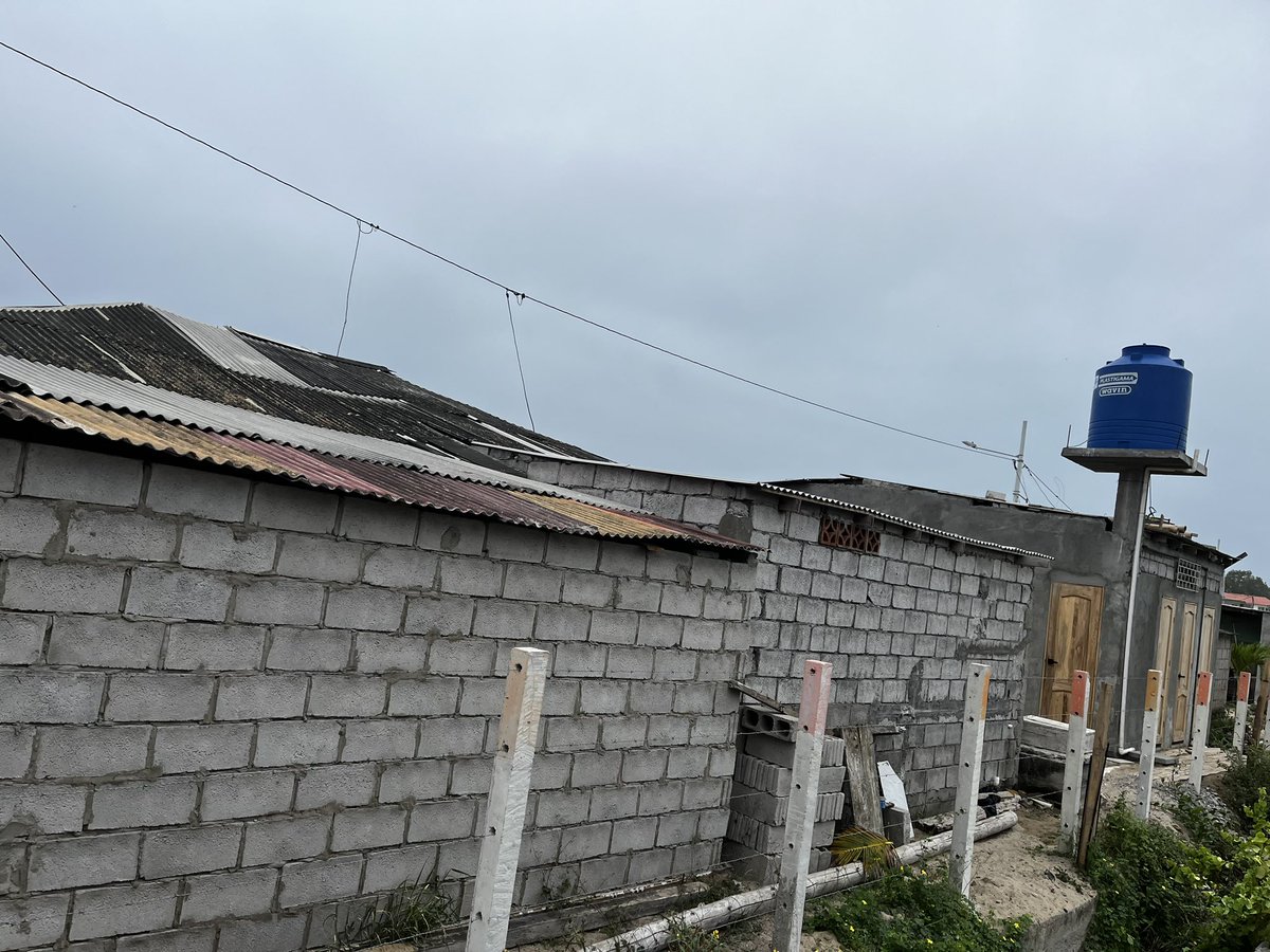cadechi's tweet photo. @TurismoEc nadie regula en #ayangue la construcción de covachas sobre la playa esto no es estético, ni salubre para los turistas, ni para los que residen en este pueblo. Quedan dudas sobre a dónde van los desechos de los baños construidos @NielsOlsenP https://t.co/ndodZXS8SQ