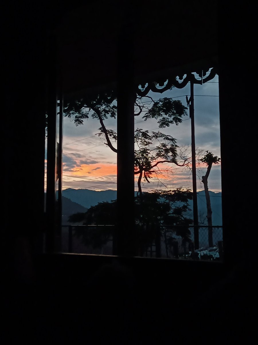 Auga_11's tweet photo. Embracing the calm as the day surrenders to night. https://t.co/cYlh4JAf3G