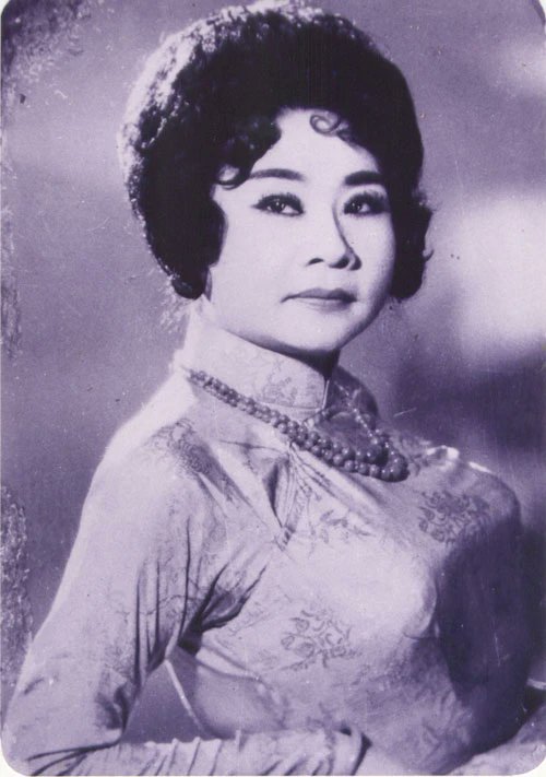 _Pho_Ngan's tweet photo. Trương Phụng Hảo (Phùng Há) (1911-2009) - One of the famous singers and one of the pioneers in the early traditional "Cai Luong" music and theater arts in Vietnam.💁‍♂️ https://t.co/V8qQX7siHN