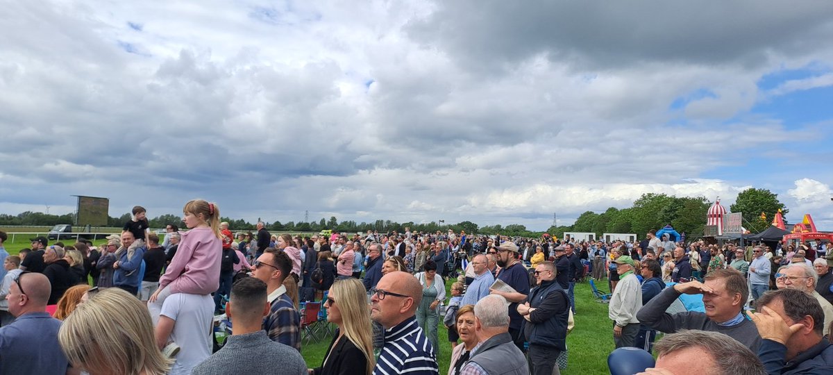 How a bank holiday crowd should look #Huntingdon racing