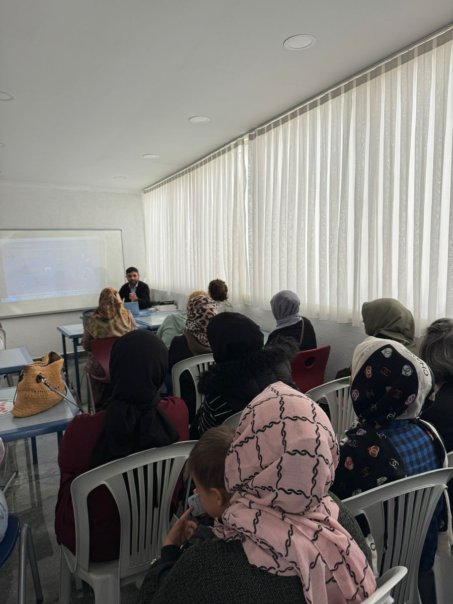 Yalova İl Müftülüğü Din Hizmetleri Uzmanı Bayram KAYA tarafından, 27.05.2024 Pazartesi günü Sosyal Yardımlaşma Vakfı’nda bayanlara yönelik “Teknoloji Bağımlılığına Karşı Dikkatli Olalım” konulu seminer verildi.