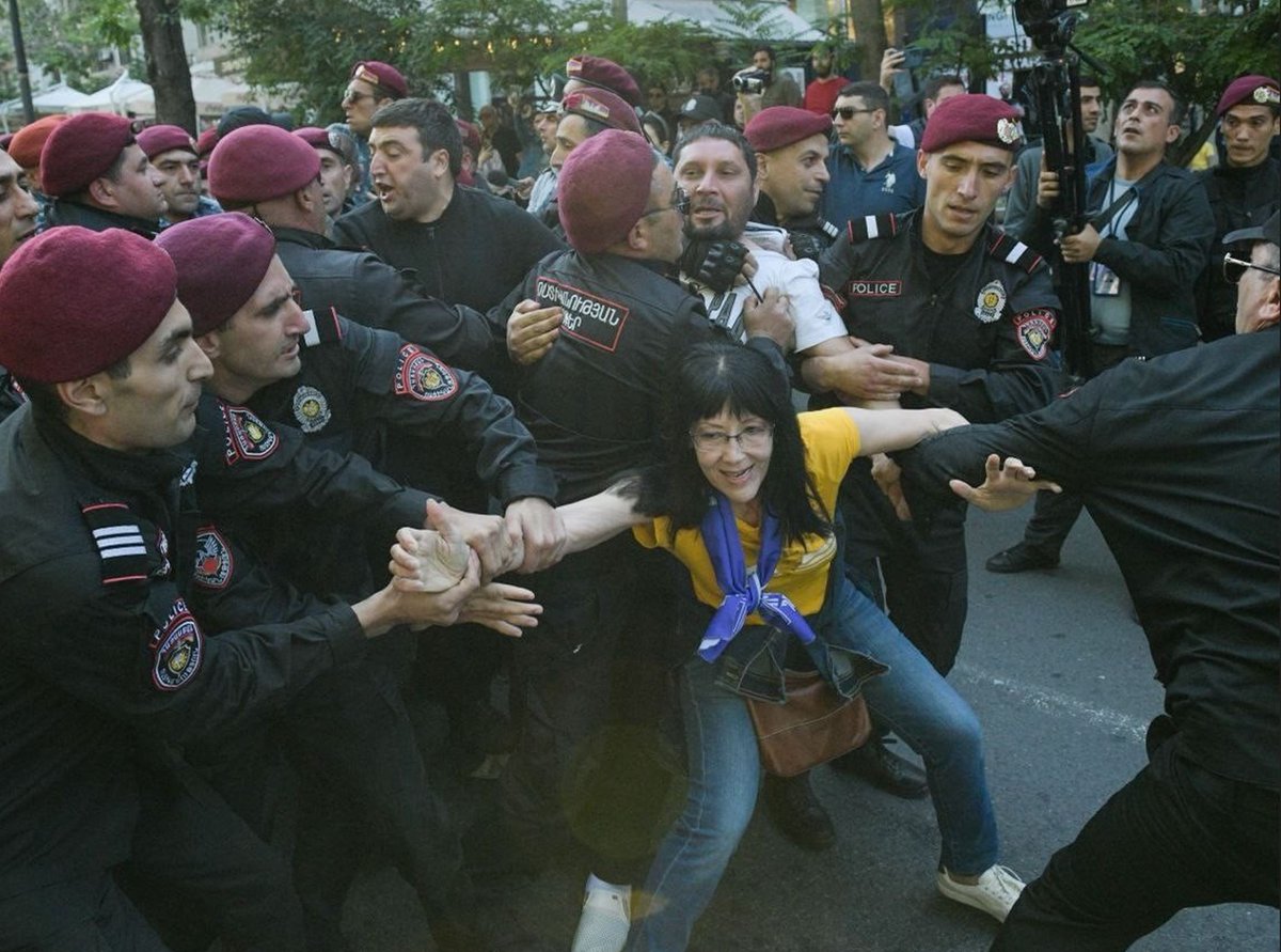 Police used brute force to detain over 200 people blocking streets in Yerevan, #Armenia, as part of a civil disobedience campaign led by Archbishop Bagrat Galstanyan. Thousands of protesters are opposing the land surrender to Azerbaijan and demanding the premier’s resignation.