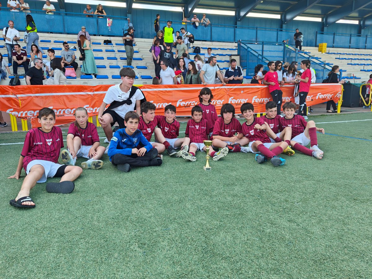 sagasti8's tweet photo. Gran torneo del Yague de los chic@s del 2013A clasificados terceros @EDFL_oficial https://t.co/Qz7nLDkCyu