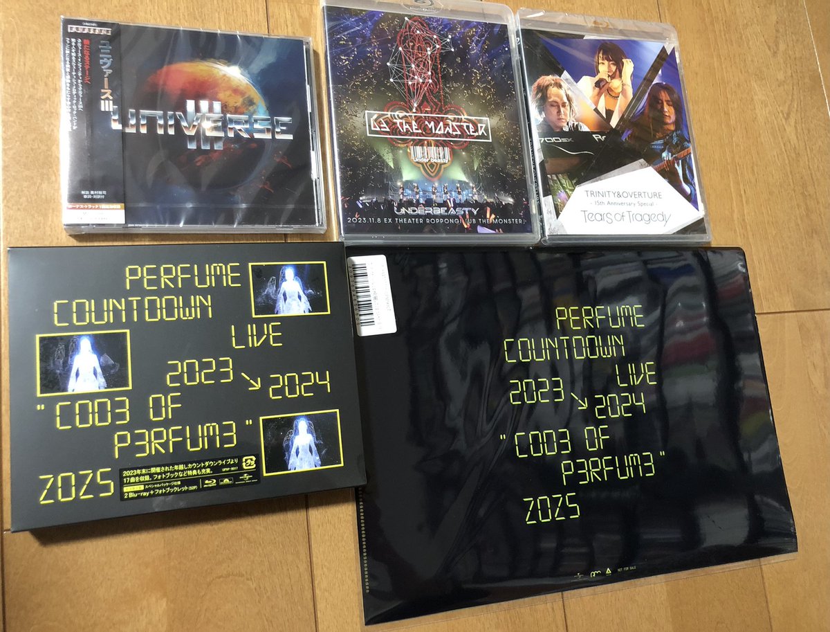 やっと届いた😮‍💨

４枚とも5月22日の発売日、
６日に一緒に予約したのだけど、１枚だけ入荷が遅れたので今日になりました😵

それにしても、なかなかの金額だ☹️

#Perfume
#TearsofTragedy
#アンダービースティー
#UNIVERSE