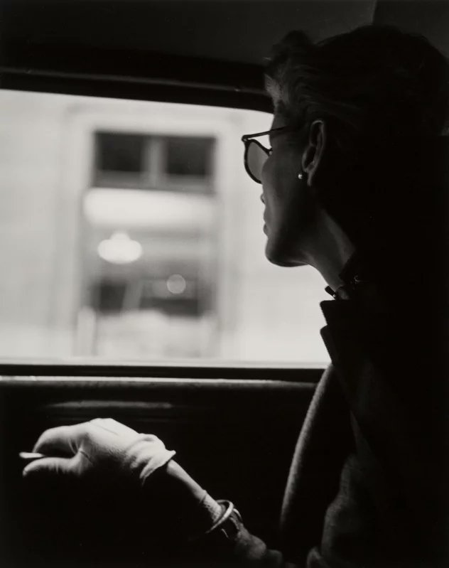 Lisa in Taxicab, New York (1945) Photo by Fernand Fonssagrives #blackandwhitephoto #photography
