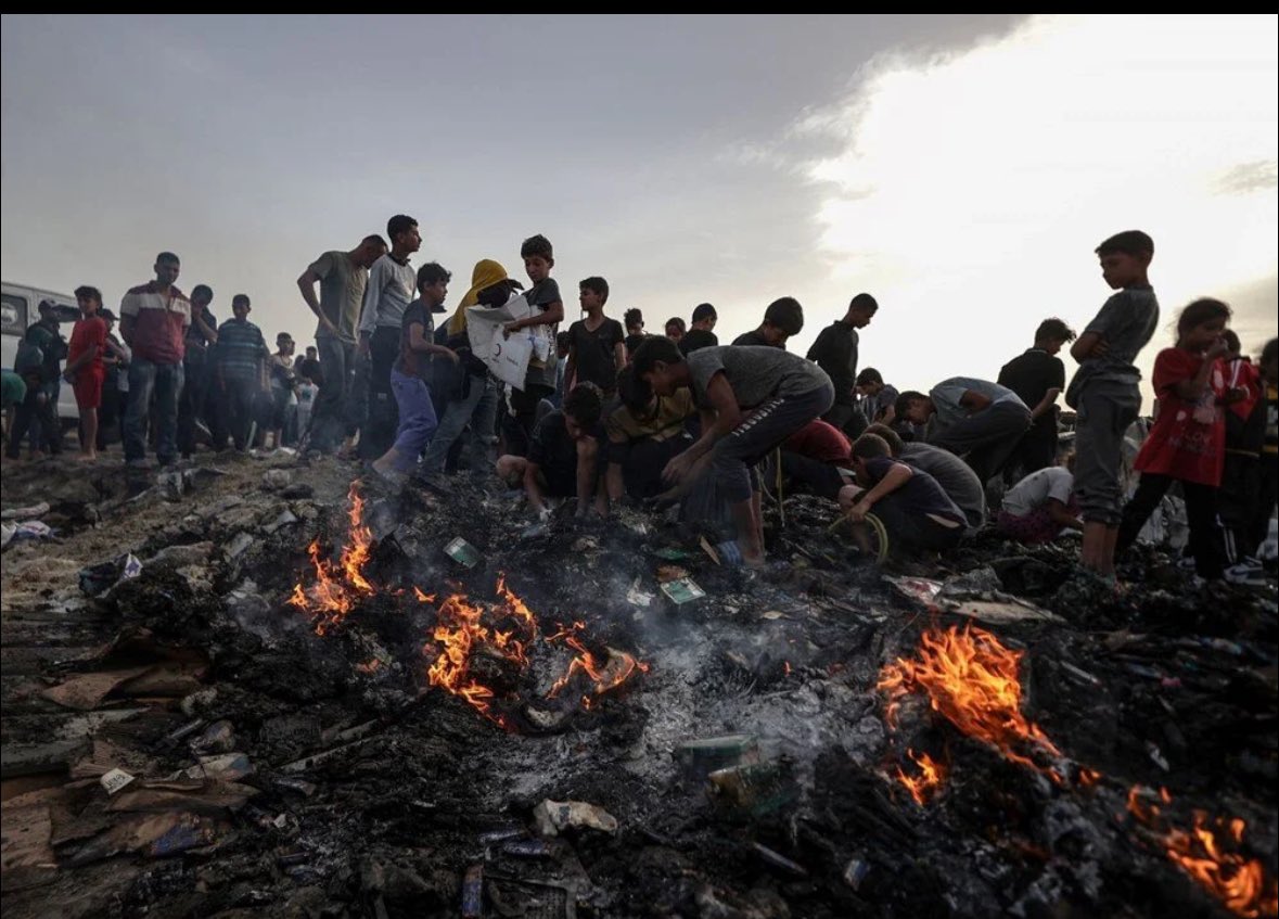 Hastaneleri vurdular,
Okulları vurdular,
Evleri vurdular,
Gazetecileri, ambulansları, parkta oynayan çocukları vurdular.
Dünya hep seyretti ve sadece kınamakla yetindi.
Şimdi de ‘Güvenli Bölge’ dedikleri Refahta çadırları vurdular.
Çocuklar cayır cayır yanarak can verdi.
Siyonizm
