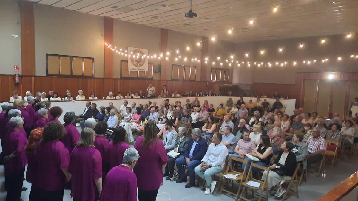 La Coral Noves Veus, de Seròs, va fer ahir a la tarda la seva estrena dins el calendari del cicle Segrià Corals, amb una magnífica actuació a la Sala de Ball de Montoliu de Lleida juntament amb la Coral La Clavellina, de Torrefarrera, i la Coral Flor d’Espígol, de Rosselló. (Fil)