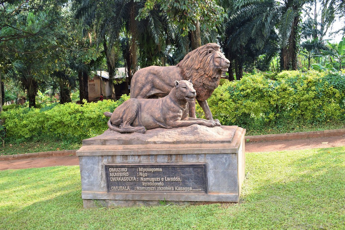 EMIRIMU GY'EBIKA KU KABAKA. 

      7. EKIKA KY'EMPOLOGOMA:
i). Kasumba owe Kasalirwe yaleega enŋoma za Mujjaguzo.
ii). Namuguzi yasooka okutema mu mbuga Kabaka wagenda okuzimba.

#BugandaBika 
#BugandaNsiYaffe