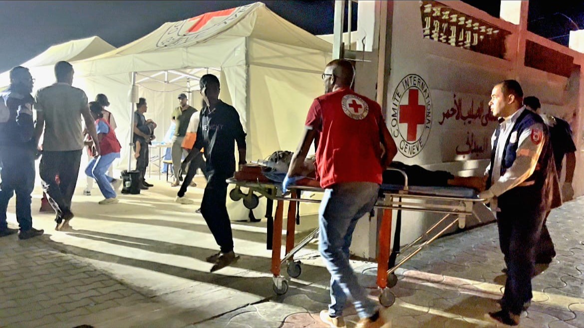 Viime yönä Rafahissa koettiin kauhun hetkiä, kun ihmisiä haavoittui tai menetti henkensä ilmaiskussa. Sairaalaamme saapui suuri määrä haavoittuneita ja palovammoja saaneita. Tiimimme Punaisen Ristin kenttäsairaalassa tekevät taukoamatta töitä pelastaakseen ihmishenkiä. 1/2
